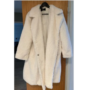 Teddykappa - Säljer för de inte är min stil längre. Använd ca 2 ggr så i bra skick. Från bikbok och tror den är ur sortiment🌸 strl M men passar S med. Skriv för mer bilder eller frågor🌸