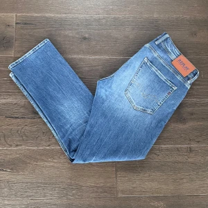 Replay Grover - Replay jeans med lite slitningar på fickorna  Passform: lite bredare än slim fit Storlek: W36 L32 Nypris: 1200kr Vårt pris: 350 Skick:10/10 Färg: blå  Kontakta vid minsta fundering 