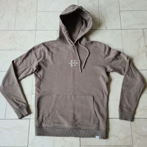 Brunbeige Les deux hoodie  - Brunbeige Les deux hoodie.  