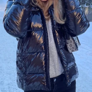 Varm glansjacka - Jäyte fin och varm jacka, använd en del gånger men fortfarande i väldigt bra skick💞 den är mörkblå/svart💓 pris är diskuterbart, lånade bilder💓