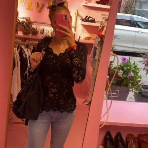 Spets tröja - Fin! Normal i storleken. Lite trådar som gått upp, inget som syns men därav billigare pris! Använd gärna köp nu! 💝 