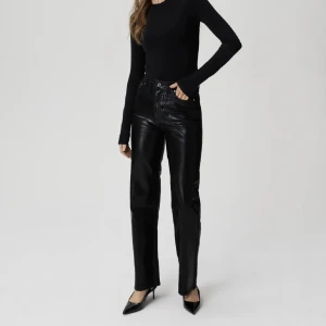 Glansiga jeans från Lis bonne atelier  - I modellen ”the silver denim jeans” i black, från Maja Nilsson lindelöfs märke!  Glansiga/metallic Jeans Storlek 38 Tall Är 173 för referens  Slutsålda på hemsidan!