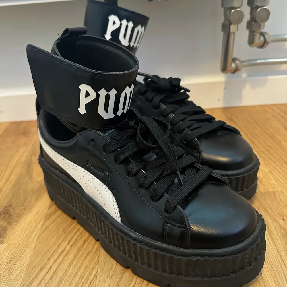 Säljer mina fenty sneakers för att de inte kommer till användning. Har använt max 5 gånger men de är i nyskick. Ingen creasing eller något, fräscha och rena.  Jätte sköna skor med mjuka sulor. Nypris på dess är 1600. Priset går att diskuteras!. Skor.