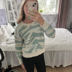 Zebra randig stickad tröja  - En zebra mönstrad stickad tröja som är jätte skön! Den är använd 4 gånger. Den kostade 120 kr orgenalpris men jag säljer den för 80 kr. Såååå mysig och skön i kylan. 