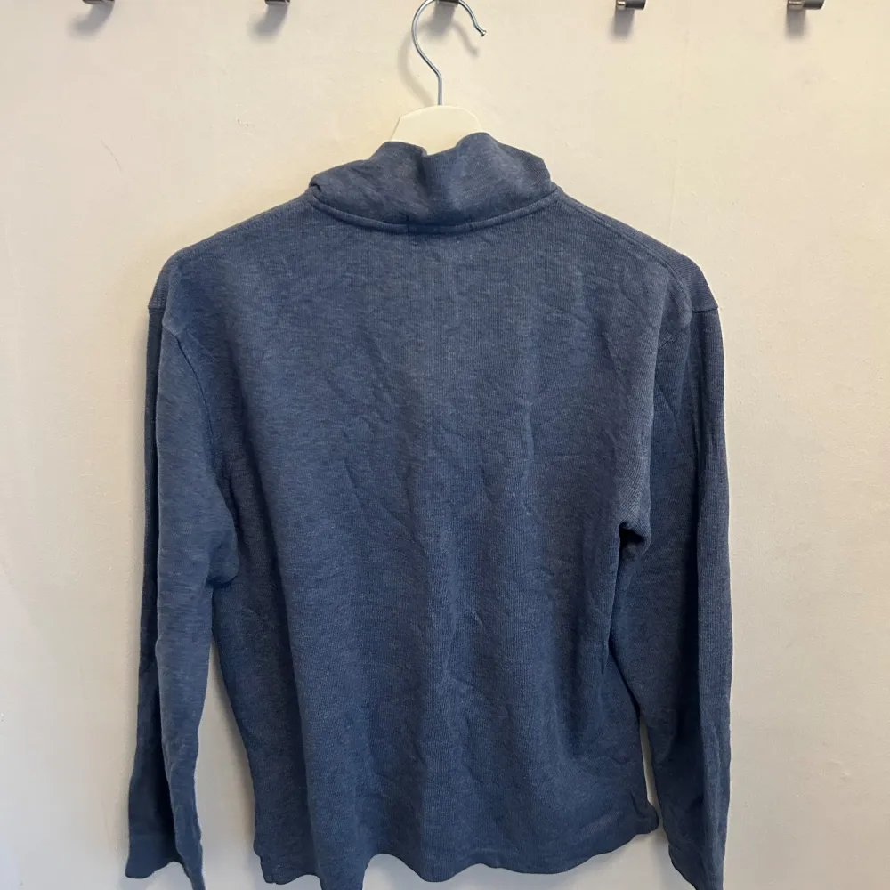 Blå stickad Ralph Lauren tröja i väldigt bra skick! Tröjan är i storlek s. . Neuleet.