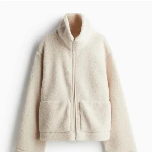 Teddy jacka  - Säljer denna snygga beige teddy jacka från hm!! Pris kan diskuteras❤️