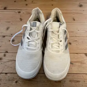 Träningsskor använda inomhus. Märke Adidas crazyflight. Sparsamt använda då sonen växte ur dessa snabbt. Strl 43 1/3, UK 9