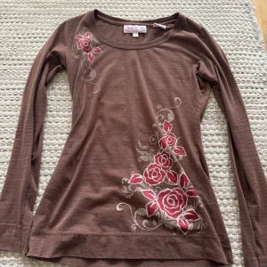 jätte fin brun tröja - unik brun långärmad t-shirt med tryck av röda rosor 
