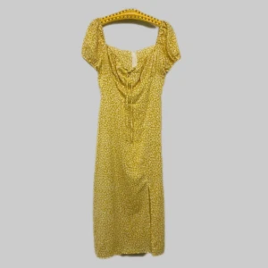 Gul milkmaid klänning  - Otrolig! Köpt hör på Vinted i optimism men tyvärr för liten för mig. Polyester! Tunt tyg  Längd 120 Armhåla - armhåla 46 cm  ( men sydd för byst så + 10 cm !)  Midja tvärsöver 36 cm