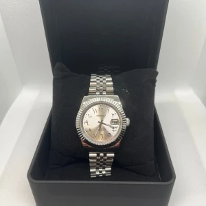 Seiko datejust arabic dial mod -  • Oyster skall med saffirglas och stainless steel  • Nh35 urverk (datejust)  • Silver hands med lume