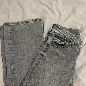 Lågmidjade gråa jeans  - Jätte fina och enkla!!💕💕 pris kan diskuteras 