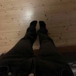 Bik bok jeans high waist straight stlk 34 - Ord pris 700 kr  storlek 34 Går ner en liten bit neranför mina häller jag är ungefär 165 de är även lite slitna längst ner men de är inget man märker