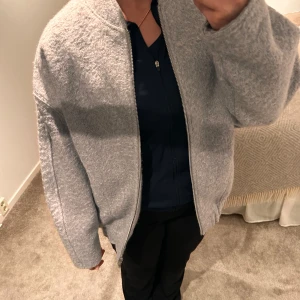 Zara Grå bomberjacka  - Säljer denna supersnygga och sköna bomberjackan från Zara! Aldrig använd!!! 🥰🙌 Den är i storlek M/L men passar även större!