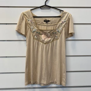 Massimo Dutti y2k topp - En snygg topp i beige färg. Blommorna på toppen är även broderade och väldigt vackra!  I bra skick med inga defekter  Storlek Medium   Skriv ifall du har några fler frågor!
