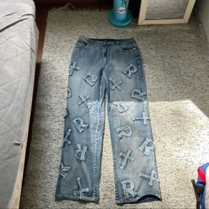 Blå jeans med bokstavsdetaljer - Size XL racer worldwide jeans. Good condition