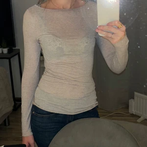 Intimissmi tröja biege  - Säljer denna tröja för att det inte kommer till användning, använd ca 5 gånger och har ett litet hål längst nere vid magen, (det var en tjej som köpte tröjan och gjorde ett hål i den och returnerade så inte jag som gjort hål, bild finns) därför också lågt pris. Skulle inte säga att det syns nå mycket men kontakta vid fler bilder.💕lägsta pris är ca195kr