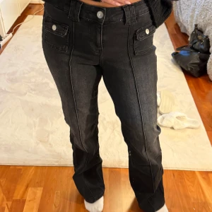 jeans  - trendiga hm jeans med fickor fram som inte säljs längre, använda men i bra skick, strl 38 men passar även 36, 149kr💞