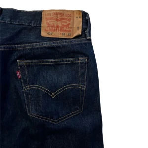 Levis jeans - Kvaliteten är 10/10! Sitter straight/baggy på mig som är 182. Sjuuuk kvalite.
