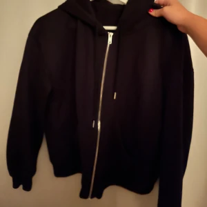 Zip-up hoodie - Vanlig svart zipup hoodie