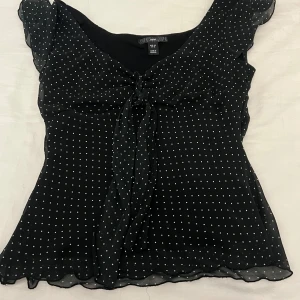 Hm topp - Säljer denhär jätte söta toppen från hm, står storlek 42 men passar bra på mig som har s/m i tröjor💗💗💗