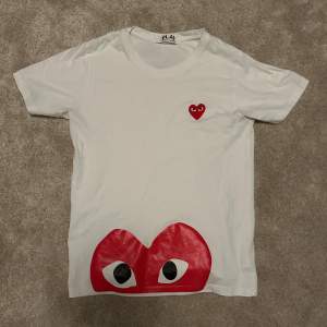 comme des garçons t-shirt i vit storlek: xs