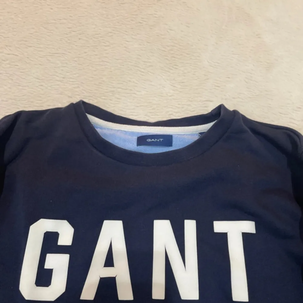 En snygg marinblå gant tröja med fetstil text av gant i vitt, som passar alla (unisex). Storleks mässigt så är den för 170cm pch rekommenderad för 15 åringar men den passar alla mellan xs-m storlekarna!. Tröjor & Koftor.