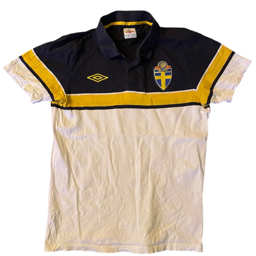 En vintage Sverige piké från Umbro. Pikén är i storlek M. Tröjan är i fint skick med inga skador eller fläckar. Vid fler frågor eller mått tveka inte att kontakta oss!. T-shirts.