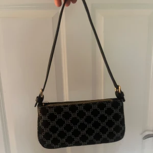 Handväska  - En supersöt väska från Lindex, knappt använd😻💕❤️