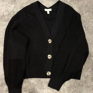 Svart stickad kofta - Svart kofta från H&M i storlek XS. Oversized så passar även S! Använd vid enstaka tillfälle.
