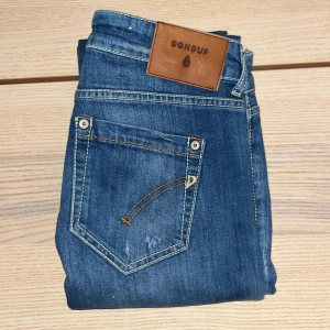 Dondup Jeans - Tja, säljer dessa dondup jeans | Modell: Monroe |Storlek: 29 (motsvarar 29/30) | Fråga efter mått innan | Hör av dig funderingar så löser vi en deal |