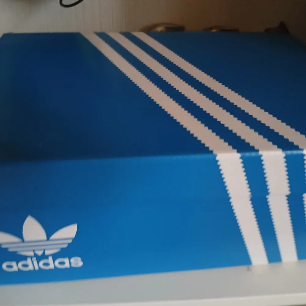 Säljer ett par snygga gröna Adidas Campus sneakers i mocka. De har de klassiska vita ränderna på sidan och en vit sula. Skorna är i bra skick och kommer med extra gröna skosnören. Perfekta för både vardag och fest!. Skor.