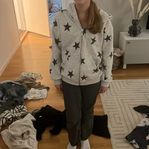 stjärnhoodie - jätte fin hoodie