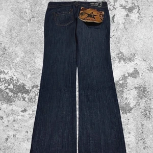 Mörkblå jeans från Rock Chef - Säljer ett par snygga mörkblå jeans från Rock Chef. De har en relaxed bootcut-stil som ger en avslappnad men ändå stilren look. Perfekta för både vardag och fest! Jeansen har klassiska fem fickor och en snygg etikett på baksidan. Med lapp!🫶🏼