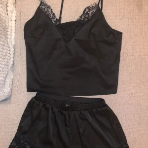 Svart satinlinne med spetsdetaljer från Shein - Säljer ett pyjamasset i satin från shein, aldrig använt 
