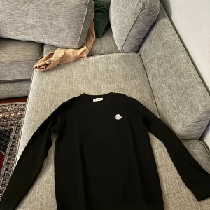 Moncler tröja - Säljer min moncler tröja som har bra kvalite och jag har aldrig använt den. Den typ samma som original!