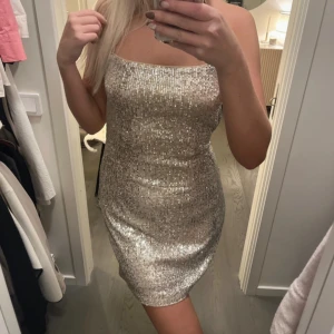 Paljett klänning - Säljer denna fina paljett klänning, använd en gång på nyår❤️