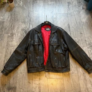 Vinted diesel jacka - Vinted diesel läderjacka som har används varsamt, några små sprickor i skinet. Står storlek XLL men passar mer XL eller L