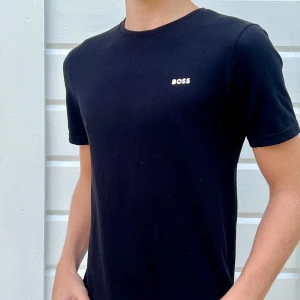 BOSS SVART T-SHIRT  - Skick 8/10 | 12 år (XS) | pris 149 | Nypris 525 | Postar genom postnord och instabox | Hör av er vid minsta fundering 