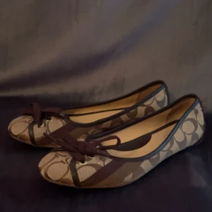 Ballerina skor Coach  - Fina ballerina skor från coach som jag  endast haft på mig en gång. Säljer pågrund av att de är för små. Storleken är 7,5 men de sitter dom 39. Kontakta gärna vid frågor.😊