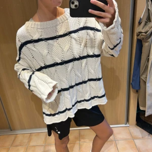 Zara stickad tröja - Stickad oversized tröja från Zara, använd fåtal gånger och supersnygg!
