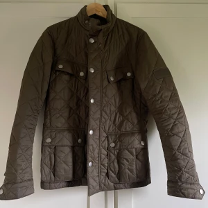 Barbour jacka - Jackan är i storlek small men passar medium. Köptes nyligen på rea för ca 2000 kr mitt pris 999 kr. Skick 9,9/ 10 nyskick