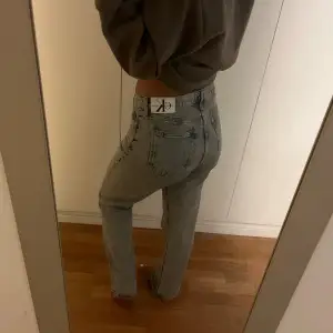 Calvin Klein Jeans i storlek W29/L32 För referens är jag 164 cm och brukar ha s/38 i jeans. I mycket bra skick  Nypris 1399