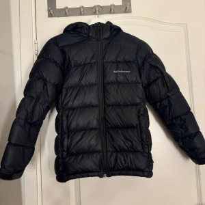 Peak Performance dunjacka - Svart dunjacka från Peak Performance. Använd men mycket gott skick. Storlek 160, sitter som en xs.