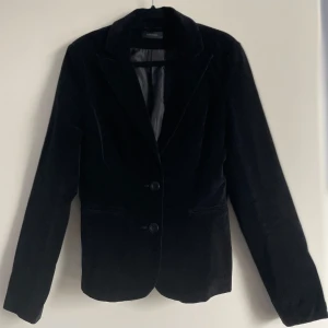 Sammetskavaj  - Jättefin Sammetskavaj med knappar vid armsluten, samt på framsida💛 sällan använd🥰