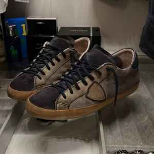 Philippe model skor - Riktigt feta grå/blå Philippe model skor i strl 41 (passar 42).  Skick: 8/10, så gott som nya. nypris ligger på 3 800kr. Vi säljer för 1 099.  (Box medföljer ej) priset kan förhandlas vid snabb affär. Tveka inte på att höra av er om ni har frågor!