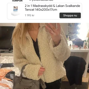 Teddy jacka zara - Säljer denna Teddy jacka 🥰❤️(Inte mina bilder)kan även byta jacka st xs(pris kan diskuteras)