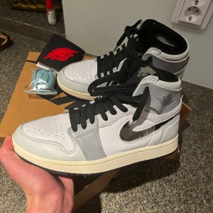 Jordan 1 high Woman  - Jordan 1 Woman. Allt inkluderat, blå och svarta skosnören, låda och hang-tag