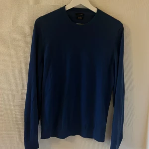 Blå merinoull tröja - Säljer nu min merinoull tröja från massimo dutti! Tröjan är väldigt skön och har som ni ser en härlig blå färg. Den är så gott som ny och har inga fel, 10/10.  Nypris: 1000kr Skriv gärna om du undrar något!