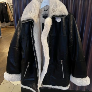 JOFAMA jacka - Otroligt snygg och varm inför vintern. Aldrig använda, prislapp kvar Nypris: 4600 Lite oversized på dam :)