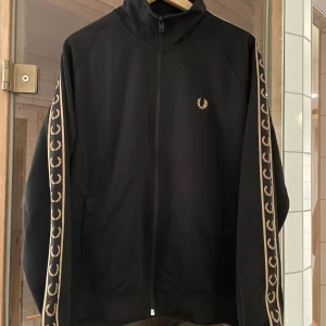 Svart jacka från Fred Perry - Säljer en snygg svart tröja från Fred Perry. I gott skick.